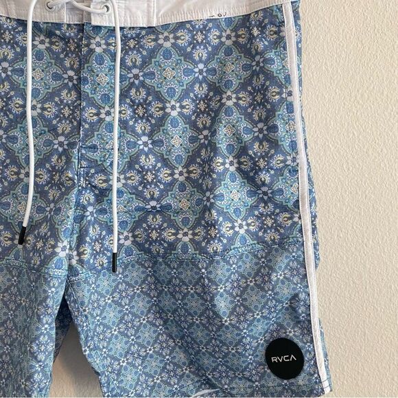 RVCA Morris Board Shorts Swim Trunks Sz 32 Mid Length 19" Blue Paisley - Picture 8 of 10